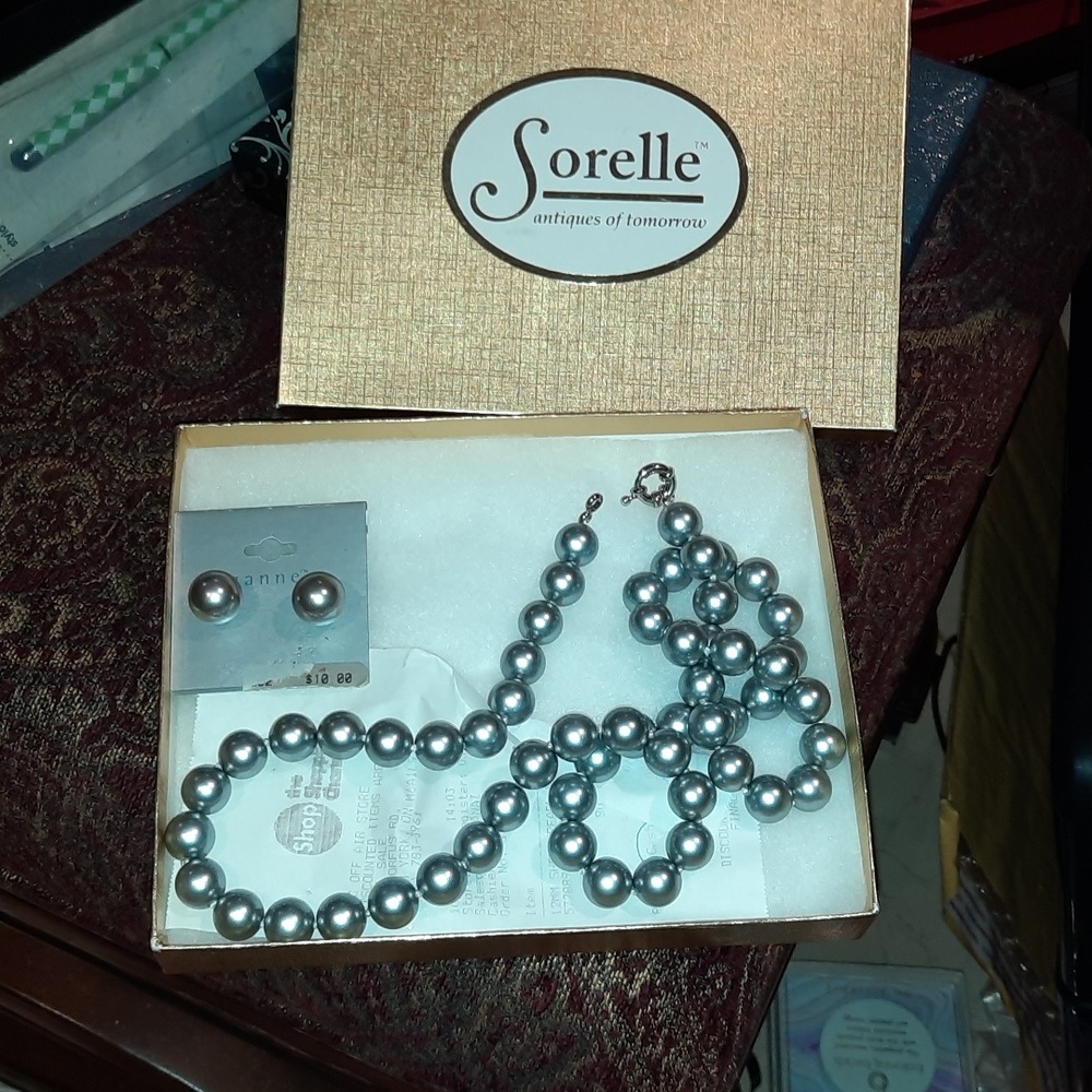 NIB SORELLE PEARLS & EARRINGS